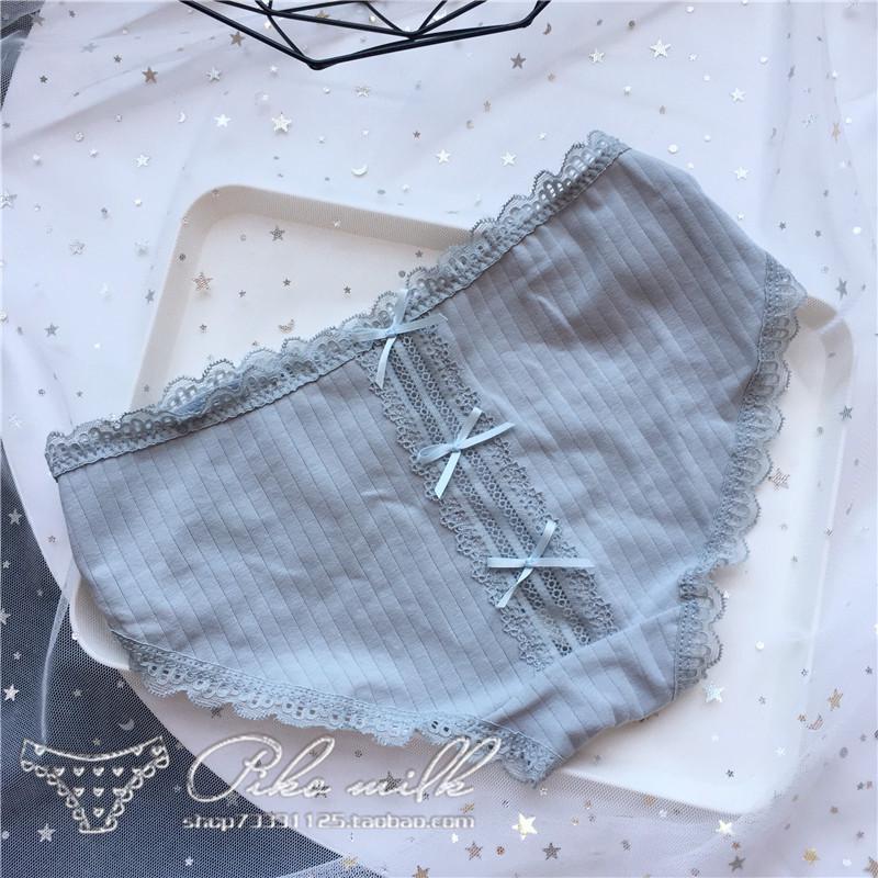 Симпатичные девчачьи эластичные большие удобные женские трусики с низкой посадкой и кружевным краем на бедрах