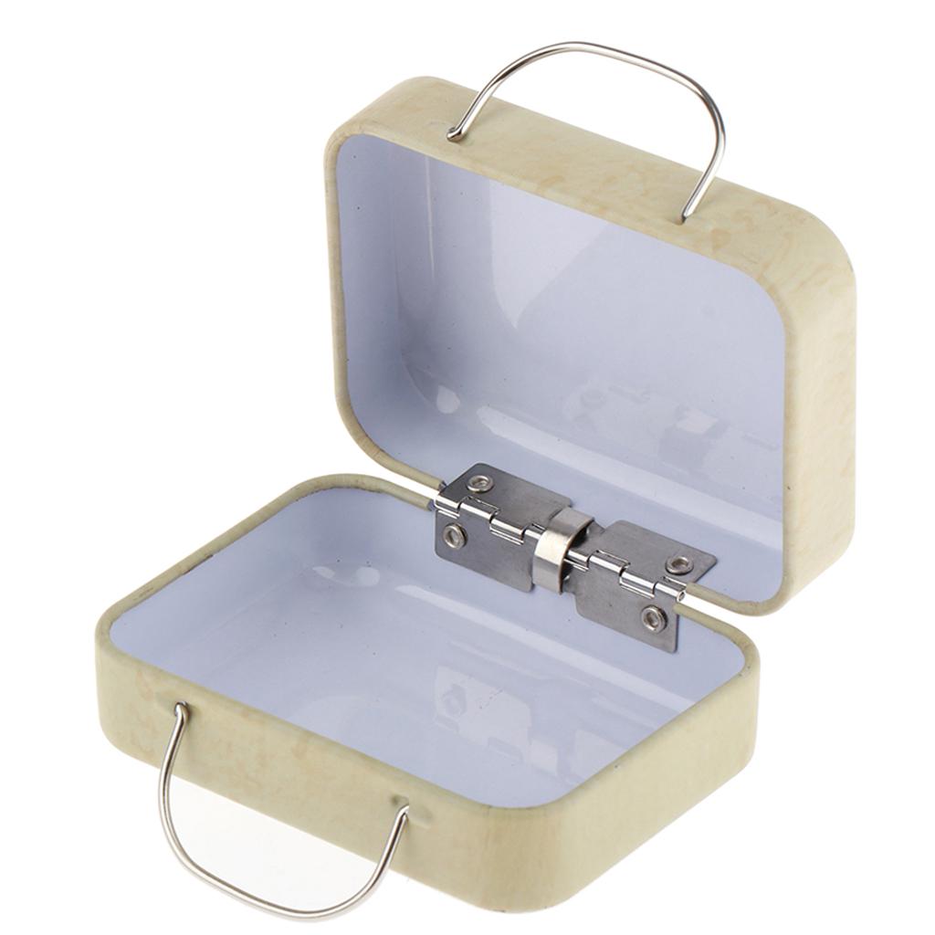 Небольшой кукольный чемодан