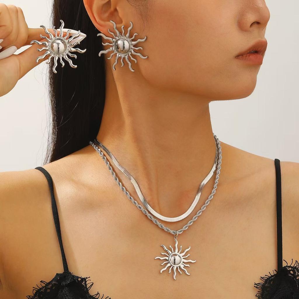 Европейская и американская трансграничная мода ожерелье с подвеской в виде подсолнуха и пламени, ювелирные изделия, легкая роскошь, креативная ниша, многослойное ношение, солнечное колье, цепочка для ключицы