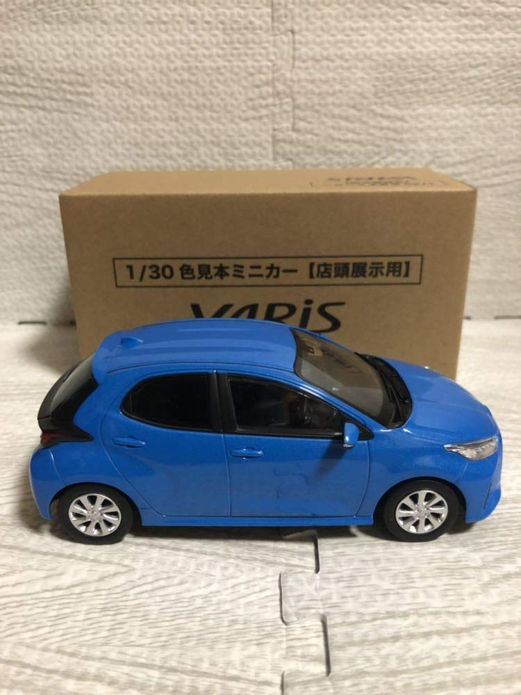 Масштабная модель Toyota New Yaris литая синяя 1/30, металлическая.
