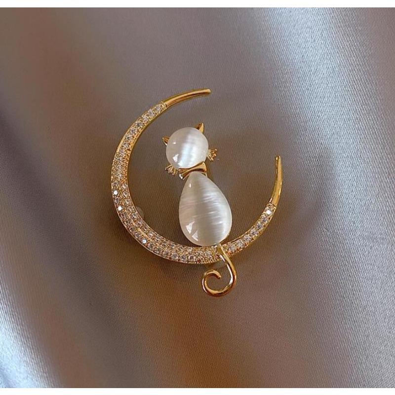 Moon Cat Brooch, High-End Female Delicate Cat'S Eye Stone, Rhinestone Corsage, High-End Clothing Accessories, And Anti-Light Neckline.