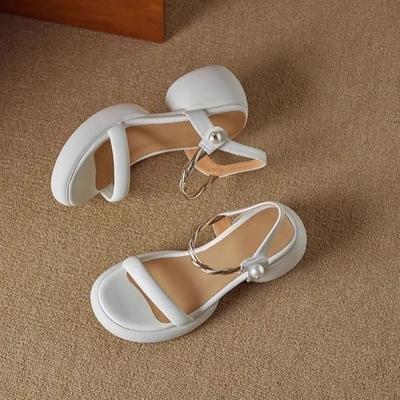 2025 Новые модные босоножки на высоком каблуке с жемчужной пуговицей с открытым носком для женской летней верхней одежды, на толстой подошве, для работы, пляжная обувь