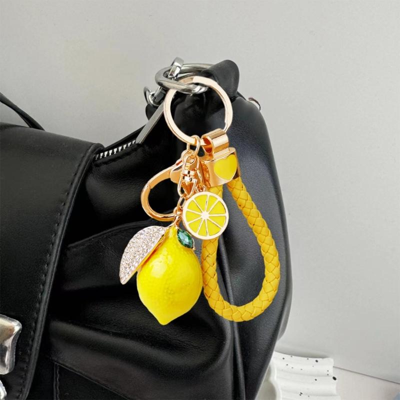 Яркий брелок-лимон с 4 вариантами веревки Прочный металлический материал Компактный 10,5 см Для ежедневного использования