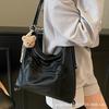 2025 Korean version of the new large-capacity shoulder bag women's versatile niche retro underarm bag casual commuter tote bag