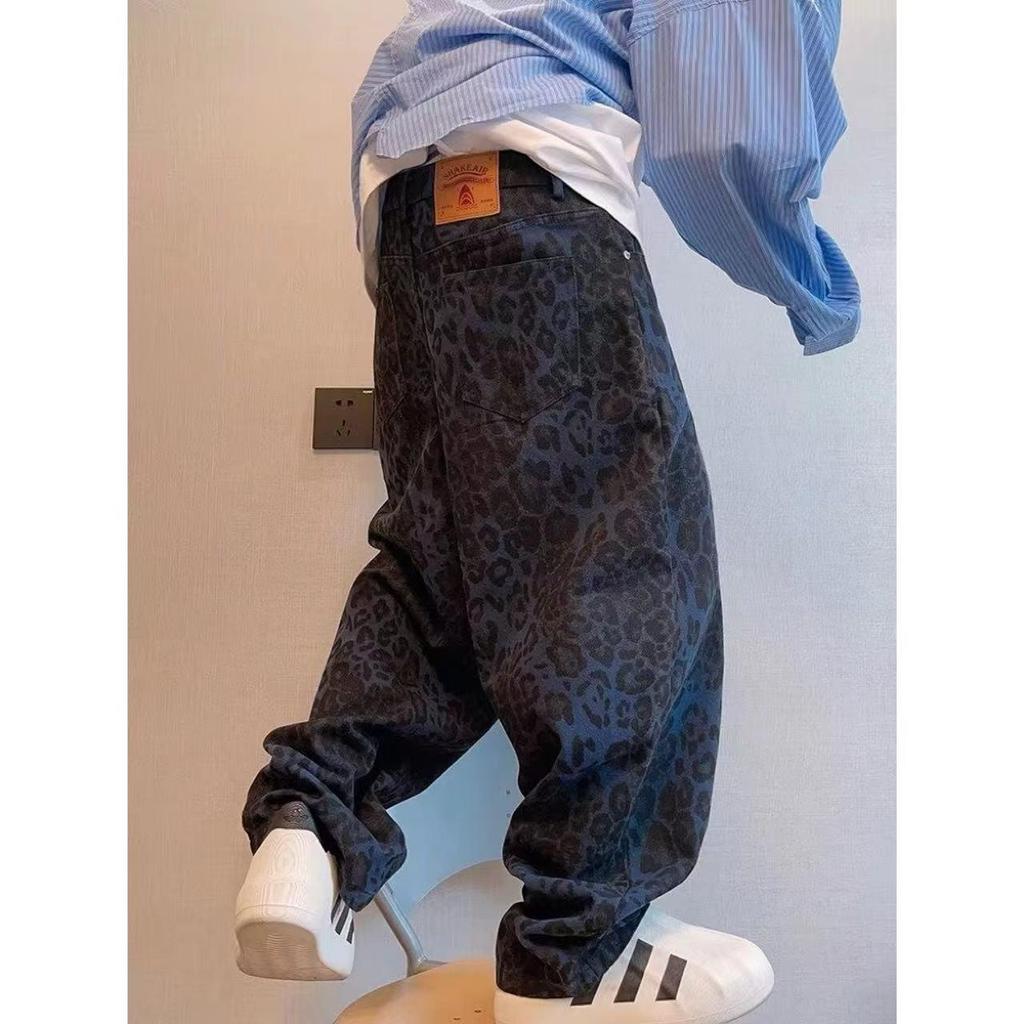 Американская уличная мода: Мужские джинсы свободного кроя с кожаной вышивкой - Зимний тренд, стиль широкие брюки.