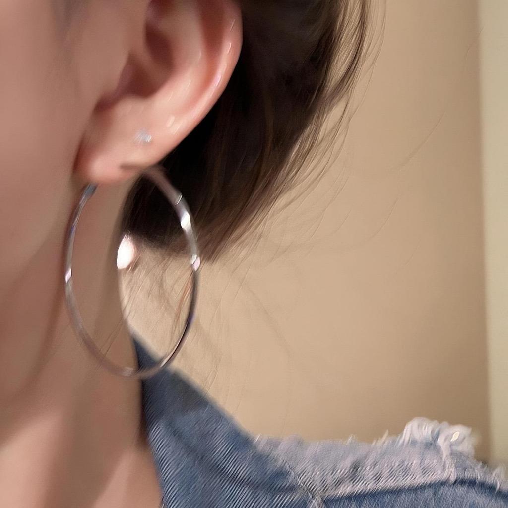 Elegant Large Hoop Earrings - High-End, Simple, and Versatile for a Luxurious European and American Style.