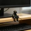 Миниатюрная фигурка тактического солдата, Реалистичная сидящая статуэтка снайпера из смолы, Коллекционная скульптура-украшение спецназовца с оружием