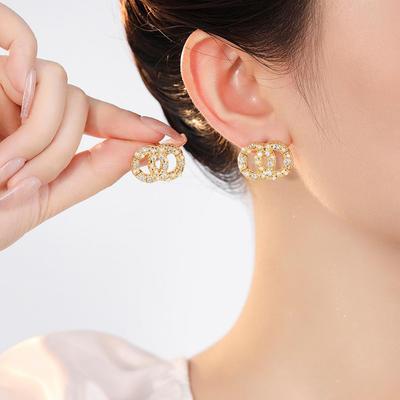 Трендовые серьги-пусеты с двойной буквой C: Шикарные и роскошные модные украшения