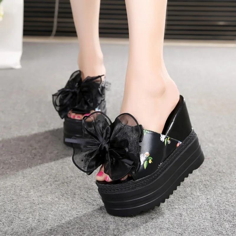 Тапочки женские летние белые новые универсальные туфли на высоком каблуке 13 см с толстой подошвой на платформе с цветочным принтом и надписью на танкетке сандалии для улицы повседневные