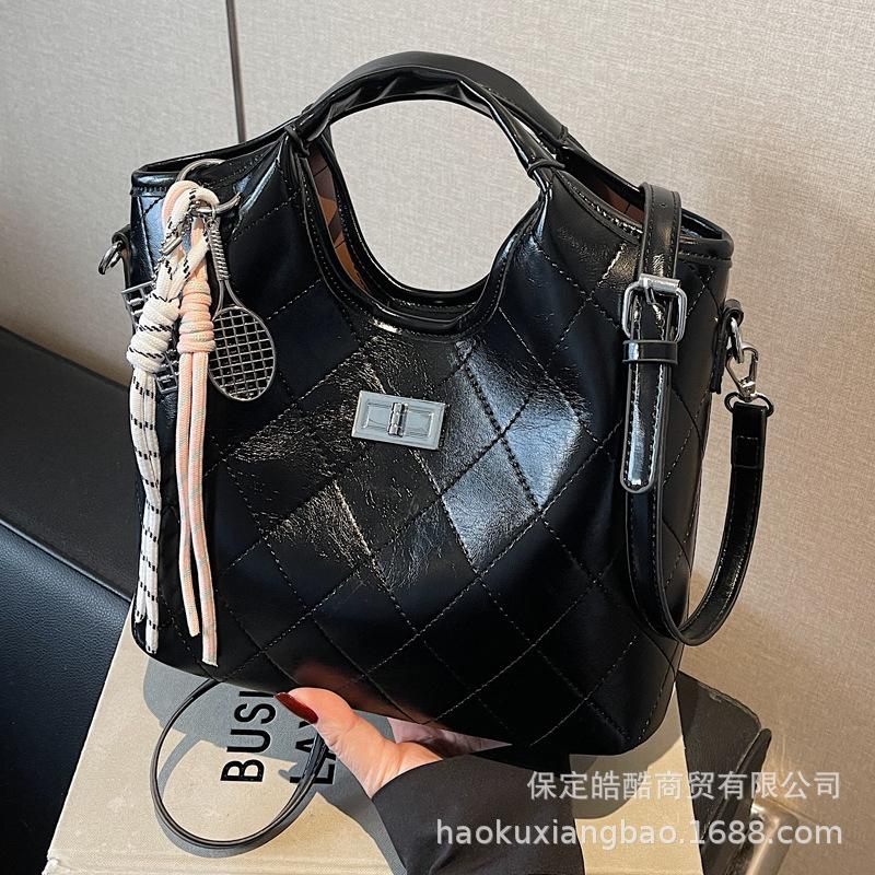 Ретро сумка женская большой вместимости 2025 новая весна и лето повседневная на плечо бриллиантовая сумка-тоут для поездок