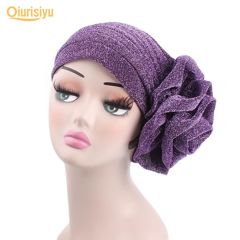 Женская блестящая шляпа с большим цветком