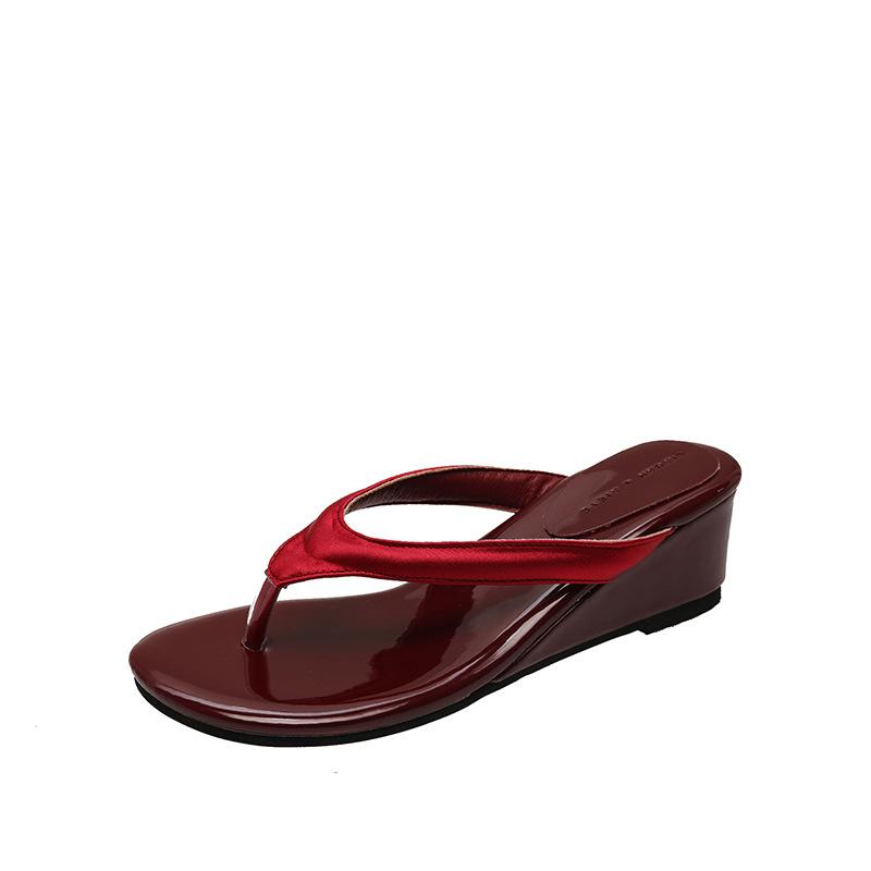 Фея ветер танкетка шлепанцы женские уличные 2025 новые французский темперамент с юбкой пляжные крутые тапочки