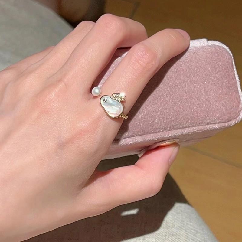 Trendy S925 Pure Silver Ring With Beautiful Pearl Floral Detailing For Women