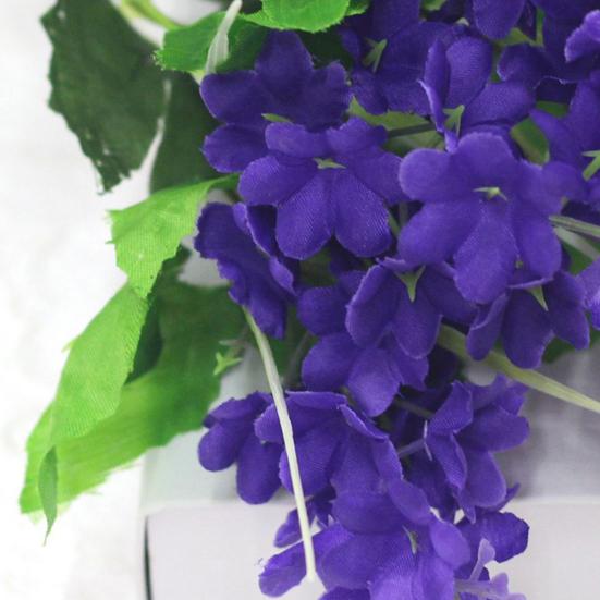 Красивый искусственный цветок, привлекательный, эстетический, долговечный.