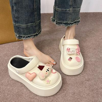 Милые шлепанцы на толстой подошве с закрытым носком для летней носки для женщин, новинка весны и лета 2025 года, туфли с маленькими отверстиями, шлепанцы на два с половиной размера