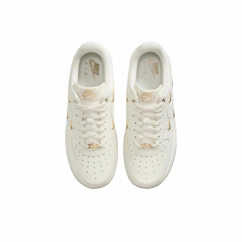 Nike Air Force 1 07 LX Mini Swoosh — женские кроссовки цвета металлик, золото, белый парус FV3654-111