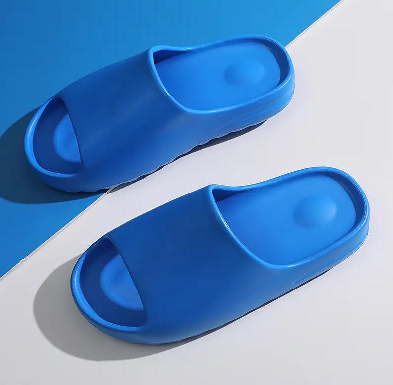 Летние тапочки Мужские с мягкой подошвой Домашние комнатные сандалии на платформе Модные пляжные туфли из губки Пара Нескользящие тапочки для ванной