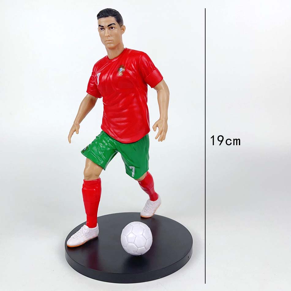 Звезды футбола Криштиану Роналду, Месси, Мбаппе: фигурки, товары для фанатов и сувениры для Реал Мадрид и Барселона