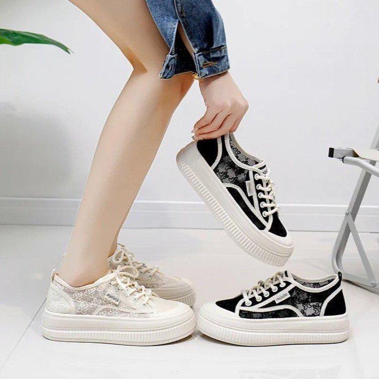 Дышащие маленькие белые туфли, женская обувь 2024 года, новые летние сетчатые туфли, популярные универсальные туфли на толстой подошве с кружевом, тонкие повседневные туфли для досок