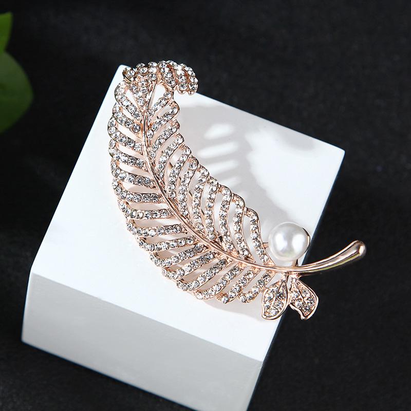 Fashion Jewelry High Quality Gold Color Brooch Pins Crystals Imitation Pearl Flower Brooch Women Wedding Party Accessories