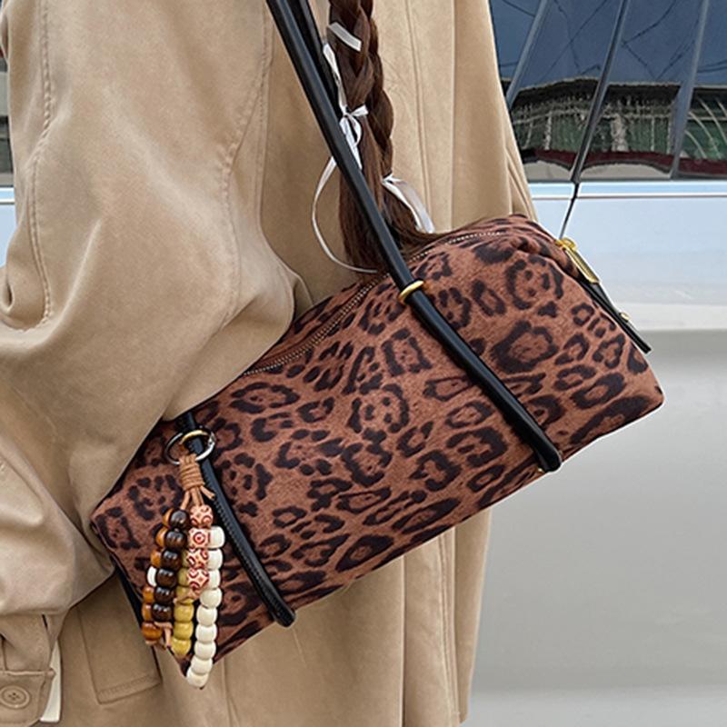 Korean Version of Niche Fashion Bag 2025 New Retro Leopard Print Shoulder Bag Large Capacity Texture Commuter Underarm Bag