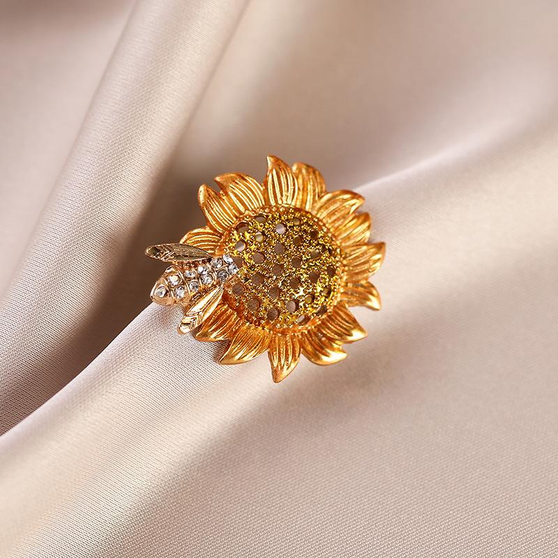 The Fashionable Yellow Sunflower Anti-glare Brooch and Pin Accessory, A Retro Brooch and Pin, Won The Championship In One Go