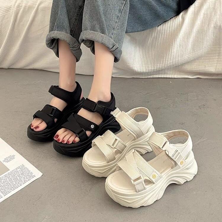 Популярные супер-пожарные французские спортивные сандалии на платформе, женская летняя одежда, high sense 2025, новые пляжные римские туфли на каблуке