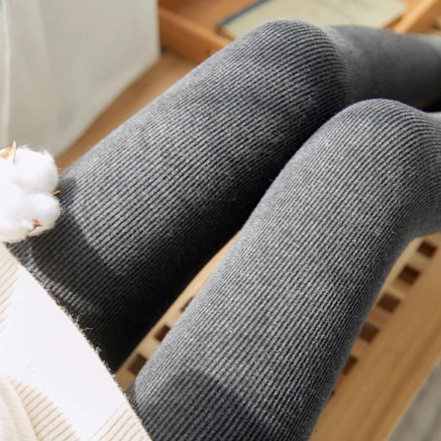 Женские леггинсы с подкладкой из серого полосатого бархата для осени/зимы — теплые, плотные, идеально подходят для верхней одежды.