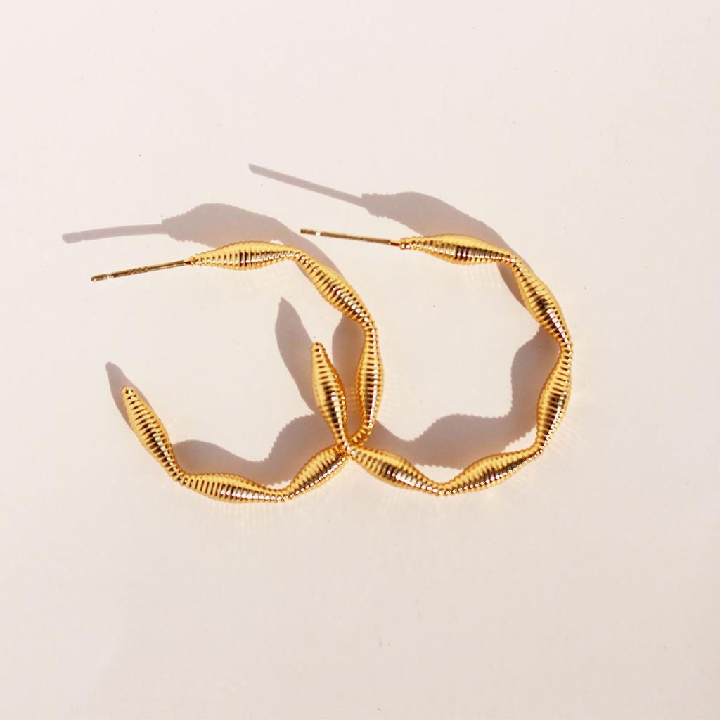 Креативные металлические минималистичные серьги в форме буквы С, дизайн пружинных винтовых сережек, серебряные игольчатые украшения