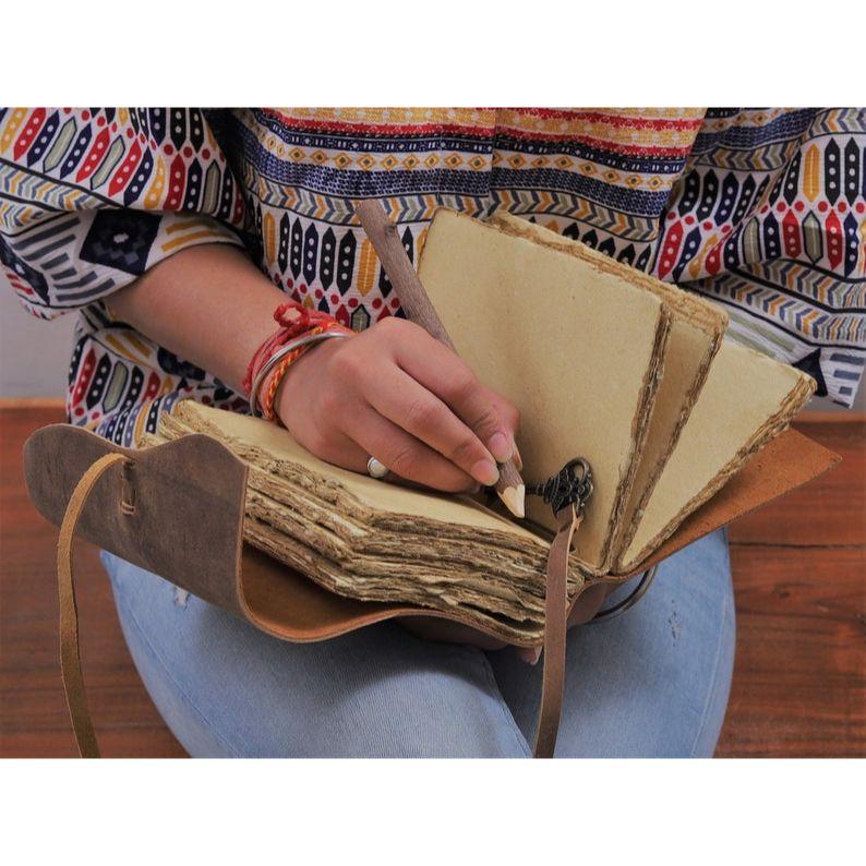 Журнал Антикварный журнал ручной работы в кожаном переплете с неровным краем. Бумага 7, коричневый кожаный журнал, кожаный дневник - блокнот