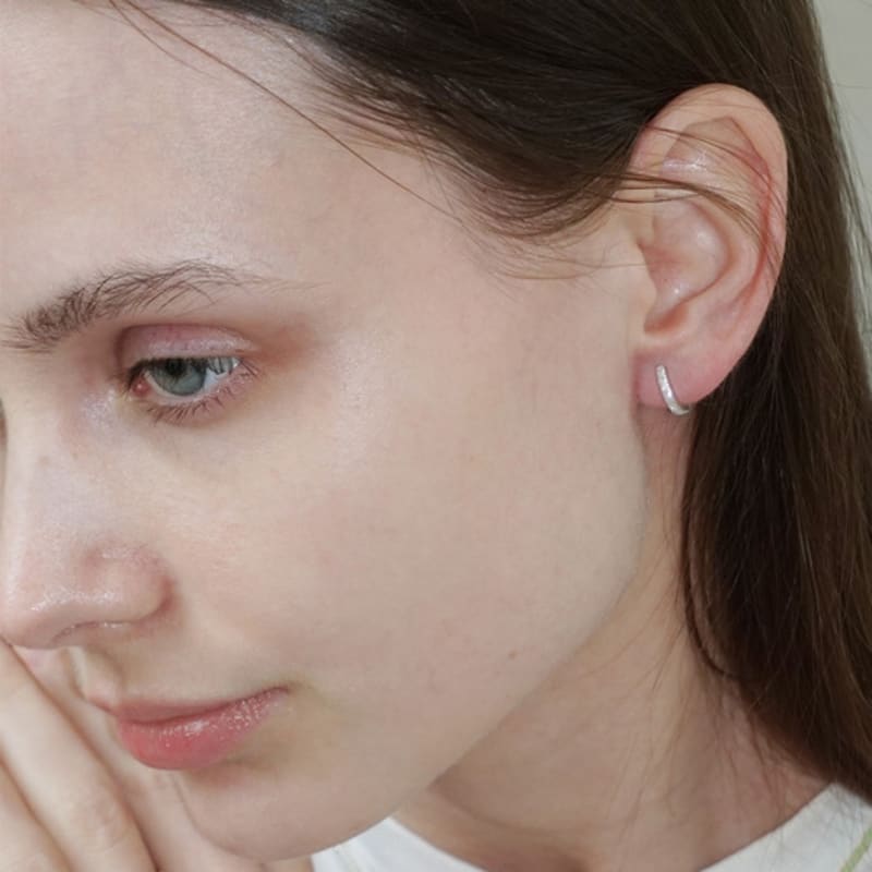 OURPIERRE GRANITO HOOF EARRING SILVER