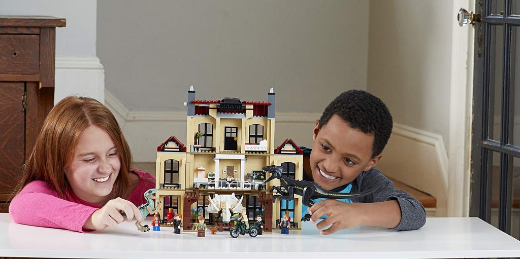 LEGO Индораптор из «Мира Юрского периода» устраивает буйство в особняке Локвудов 75930