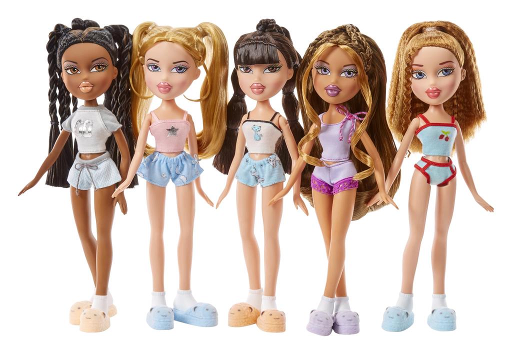 Bratz Кукла Клоя для пижамной вечеринки с 2 наборами плюшевых животных и аксессуаров, подходит для детей и коллекционеров - - Пижама, -