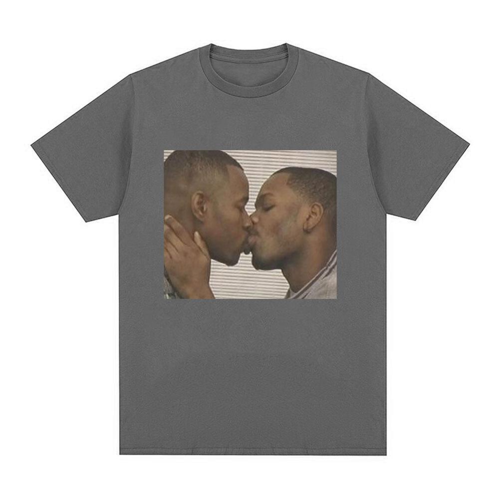 Funny Two Men Kissing Meme T Shirt Men Women Fashion Hip Hop Vintage T-shirt 100% Cotton Casual Loose Short Sleeve T-shirts Tops
