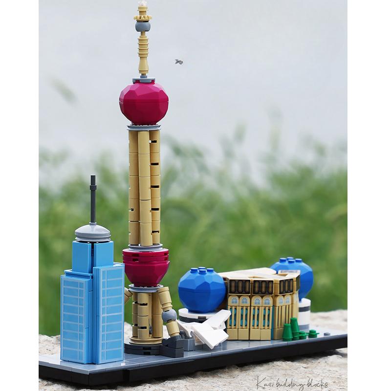 Креативные и интересные достопримечательности на набережной в Шанхае, Китай. Настольные украшения, строительные блоки, кирпичи, игрушки, подарки