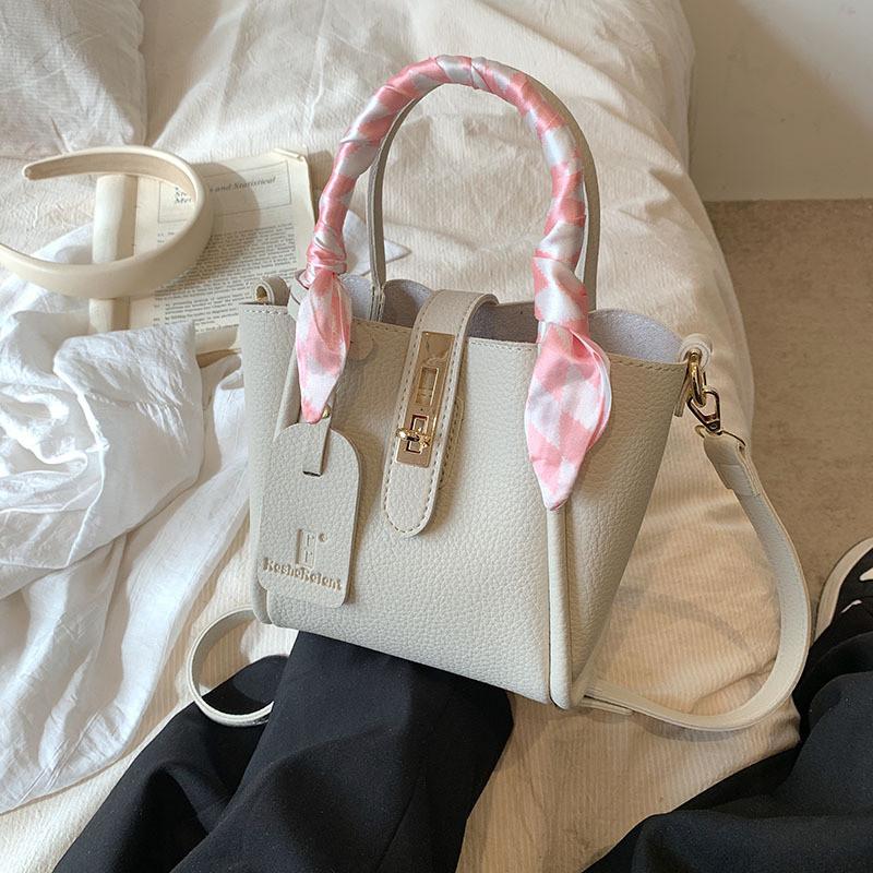 IELGY Women's Vegetable Basket Shoulder Messenger Bag, Simple and Versatile Portable Bucket Bag