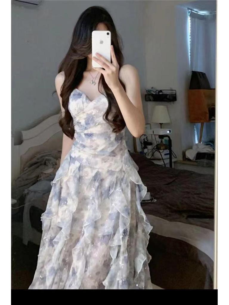 Женское летнее цветочное платье на бретелях - V-образный вырез, подчеркивающий талию сказочный стиль, милое и модное