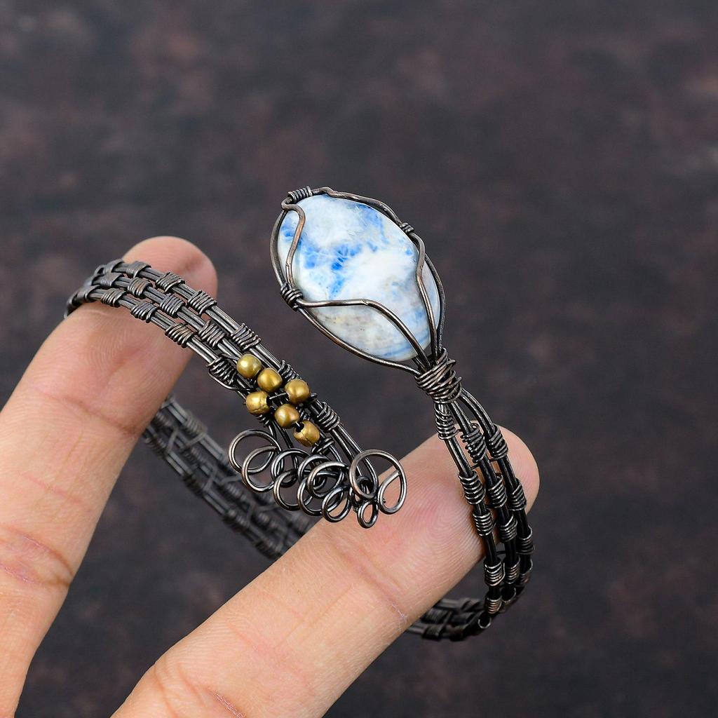 Синий шеелит браслет манжета с обмоткой из медной проволоки Драгоценный камень браслет Медная проволока обмотка Ювелирные изделия Ручная работа Регулируемый браслет Подарок для жены