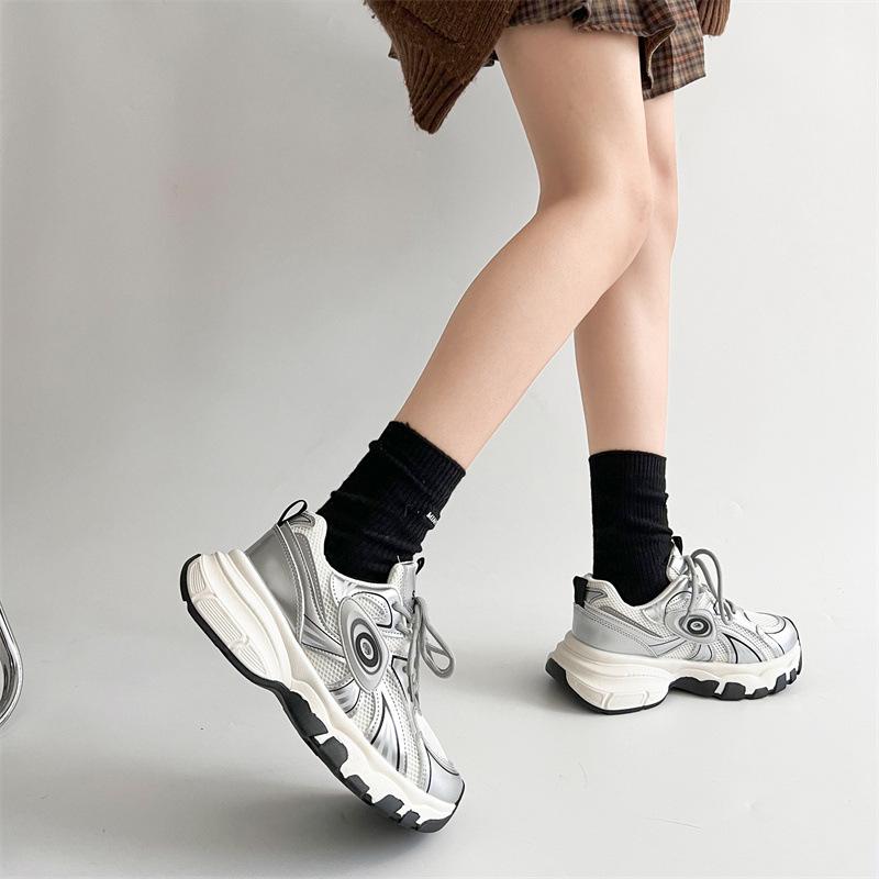 Серебристо-серые универсальные кроссовки на высокой платформе в стиле «папины кроссовки» женские 2025 новая летняя популярная сетчатая студенческая легкая спортивная обувь