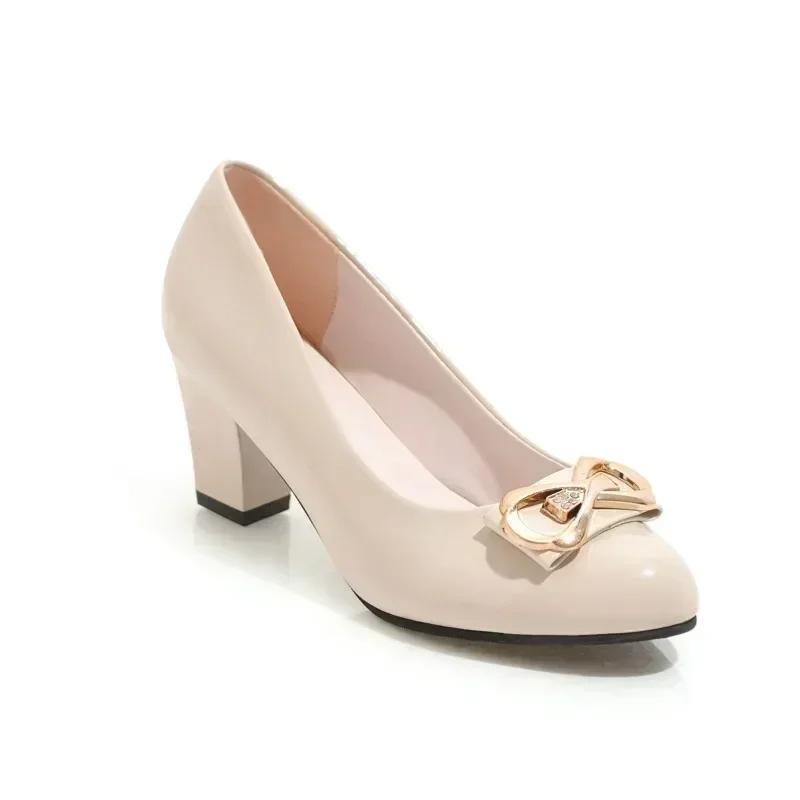 Мода 2024 года. Новые женские туфли. Базовые туфли без застежек. Универсальные туфли на высоком каблуке. Женские туфли с круглым носком и металлическим бантом. Толстые каблуки. Женские.