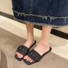Ношение сандалий и тапочек для женщин 2024 года Новые летние пляжные шлепанцы с квадратным носком Универсальные джинсовые синие туфли на плоской подошве с квадратной пряжкой