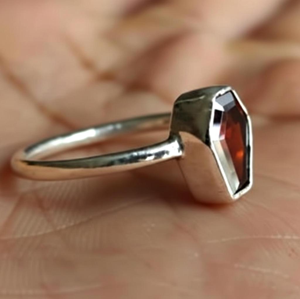 Крошечное кольцо в виде гроба, кольцо с гранатом, стерлинговое серебро 925 пробы, ювелирные изделия ручной работы, красный драгоценный камень, женское кольцо, подарок для нее