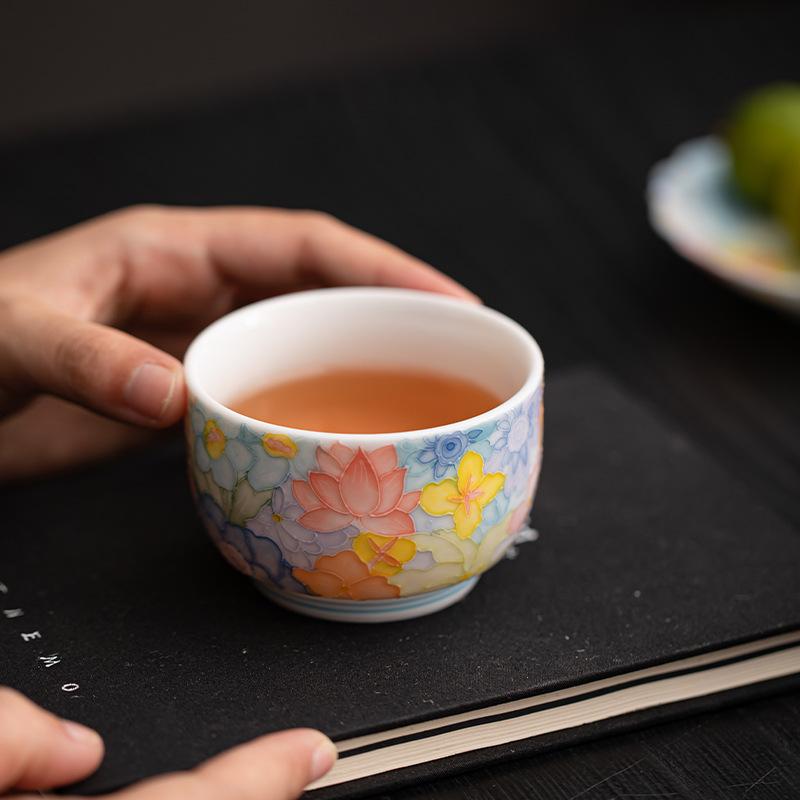 Цзиндэчжэнь Ручная роспись Подглазурная роспись Узор «Тысяча цветов» Чайная чашка Наслоенная глазурь Тонкий фарфор Керамика Посуда для чая Гунфу Для личного использования