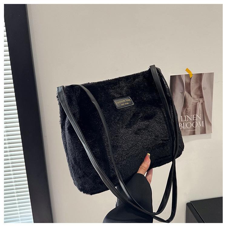 Осенне-зимняя модная плюшевая сумка женская 2025 повседневная универсальная большой вместимости сумка-тоут для поездок на работу текстурная наплечная сумка