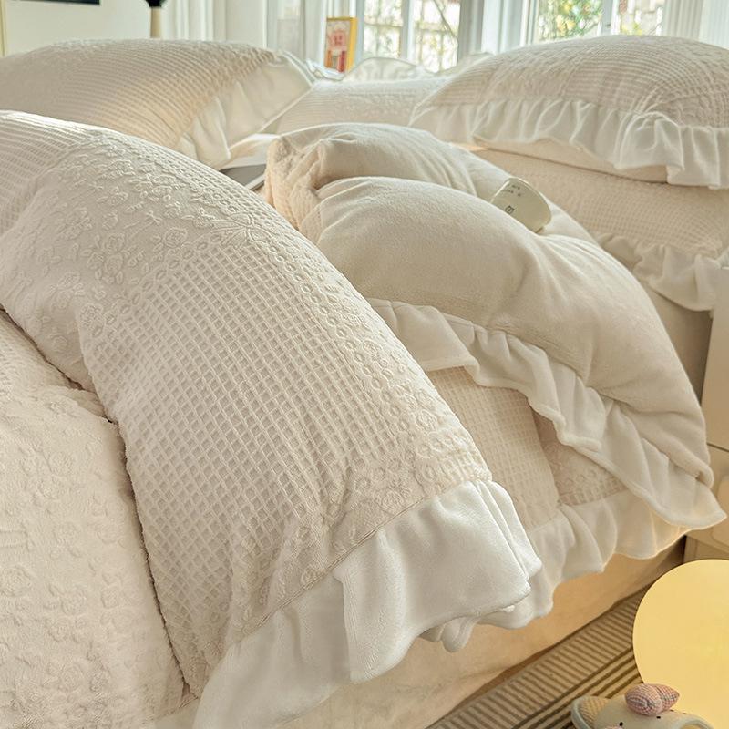 Комплект из 4 предметов класса А из молочного бархата с кружевом для зимы: Мягкий, двухсторонний коралловый флис кремового цвета