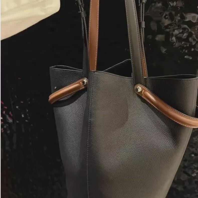 "2025 Retro Bucket Bag: Versatile, Large-Capacity Handbag for Autumn and Winter"
