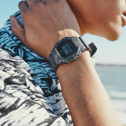 Casio Мужские кварцевые часы G-SHOCK с resin-корпусом, водозащитой 200 м, ударопрочностью, будильником DW-5600WS-1