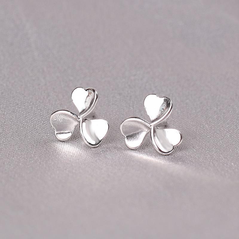 Серьги-гвоздики в виде клевера, женские украшения для ушей в виде листьев, модные милые маленькие простые свежие серьги