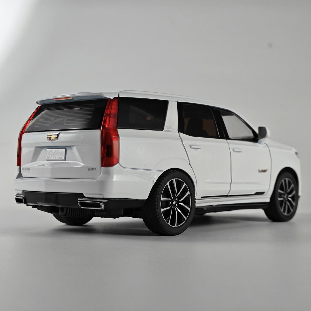Масштаб 1/24 Cadillac Escalade Внедорожник Сплав Литье под давлением Модель Игрушка с инерционным механизмом Подарок Друзьям Коллекция Хобби Декоративный Прекрасный Подарок