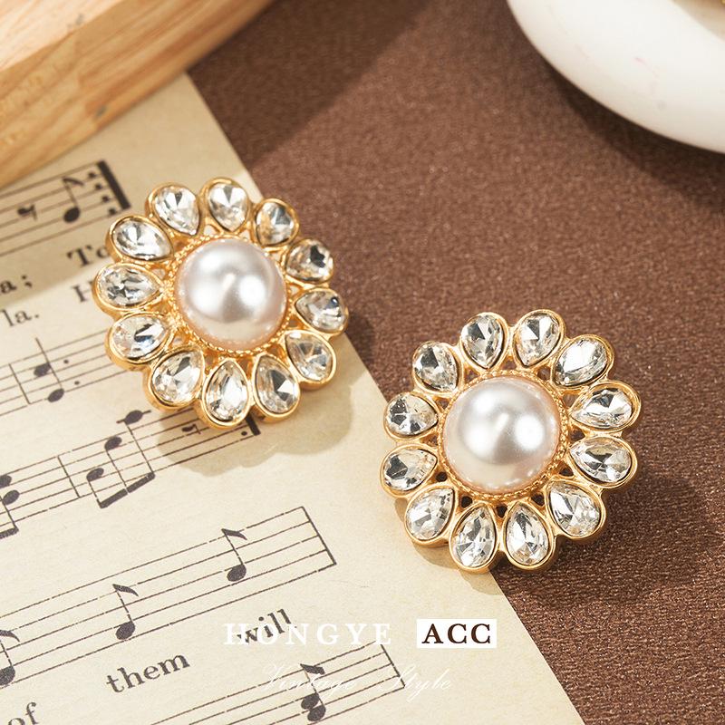 Винтажные серьги-пусеты с цветком и жемчугом: Высококлассные нишевые украшения из серебра 925 пробы в стиле нео-ретро для женщин